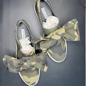 Cape Robbin Women's Camo Bow Slip On Fashion Sneaker New without box